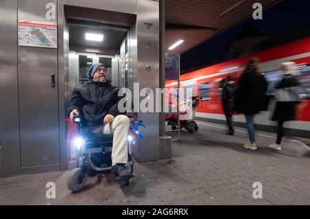 Ludwigsburg, Deutschland. 17 Dez, 2019. Steffen Gödecke kommt aus einem Aufzug mit seinen elektrischen Rollstuhl in der Station. Credit: Marijan Murat/dpa/Alamy leben Nachrichten Stockfoto