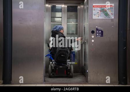 Ludwigsburg, Deutschland. 17 Dez, 2019. Steffen Gödecke Laufwerke in einem Aufzug mit seinen elektrischen Rollstuhl in der Station. Credit: Marijan Murat/dpa/Alamy leben Nachrichten Stockfoto