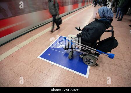 Stuttgart, Deutschland. 17 Dez, 2019. Steffen Gödecke steht mit seinem Rollstuhl auf einen Marker für Rollstuhlfahrer in einer S-Bahn-Station am Hauptbahnhof. Credit: Marijan Murat/dpa/Alamy leben Nachrichten Stockfoto