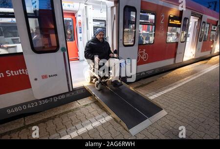 Ludwigsburg, Deutschland. 17 Dez, 2019. Steffen Gödecke kommt in seinen elektrischen Rollstuhl von einem S-Bahnhof. Credit: Marijan Murat/dpa/Alamy leben Nachrichten Stockfoto