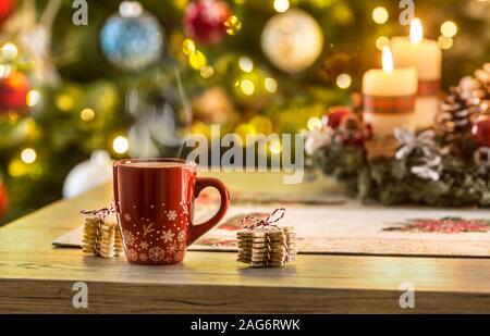 Weihnachten Kaffee und Adventskranz auf Tabelle mit boheh Lichter im Hintergrund Stockfoto