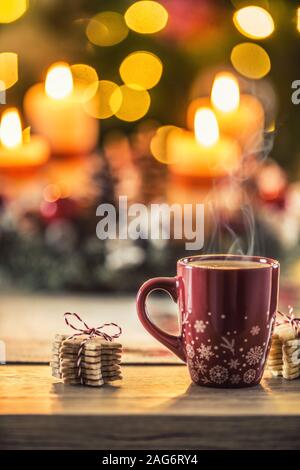 Weihnachten Kaffee und Adventskranz auf Tabelle mit boheh Lichter im Hintergrund Stockfoto