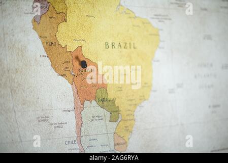 Nahaufnahme einer schwarzen Nadel auf dem bolivianischen Land Auf der Karte Stockfoto