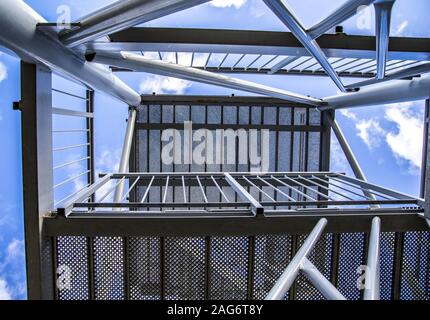 Low-Winkel-Aufnahme einer Pergola unter der schönen bewölkt Himmel Stockfoto