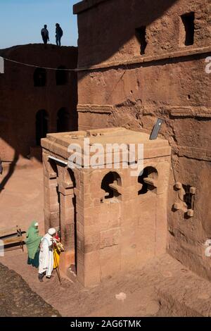 Äthiopien, Amhara-region, Lalibela, Wette Maryam Kirche, Priester und Frauen, Veranda Stockfoto