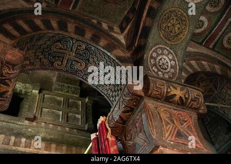 Äthiopien, Amhara-region, Lalibela, innen Wette Maryam Kirche, geschnitzten Stein Struktur Detail bemalt Stockfoto