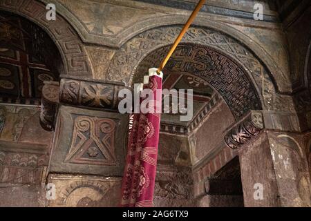 Äthiopien, Amhara-region, Lalibela, innen Wette Maryam Kirche, geschnitzten Stein Struktur Detail bemalt Stockfoto