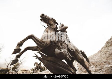 Low-Angle-Aufnahme eines Soldaten, der auf einer Pferdesstatue reitet In Zacatecas Mexiko Stockfoto