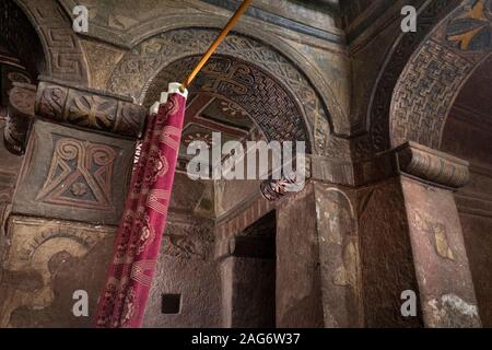 Äthiopien, Amhara-region, Lalibela, innen Wette Maryam Kirche, geschnitzten Stein Struktur Detail bemalt Stockfoto