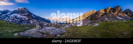 Panoramablick auf großer Höhe Plateau, das Ortlergebiet mit den Gipfeln der Ortlergruppe und Gran Zebrù in der Ferne Stockfoto