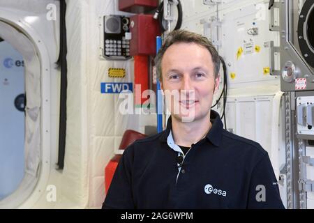 Köln, Deutschland. 10 Dez, 2019. Astronaut Matthias Maurer stellt in einem Training Modul im Europäischen Astronautenzentrum (EAC) der ESA betrieben. Credit: Felix Hörhager/dpa/Alamy leben Nachrichten Stockfoto