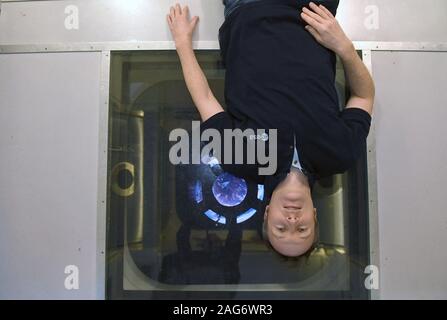 Köln, Deutschland. 10 Dez, 2019. Astronaut Matthias Maurer ist in ein Schulungsmodul im Europäischen Astronautenzentrum (EAC) der ESA betrieben. Credit: Felix Hörhager/dpa/Alamy leben Nachrichten Stockfoto