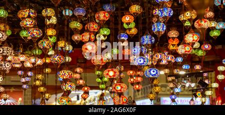 Türkische Lampe oder marokkanische Laterne, im orientalischen Stil, dekorative Lampen bei Store, in Global Village, Dubai, Vereinigte Arabische Emirate Stockfoto