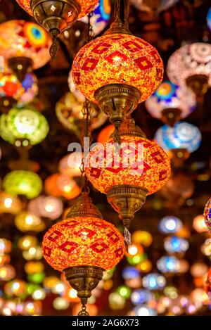 Türkische Lampe oder marokkanische Laterne, im orientalischen Stil, dekorative Lampen bei Store, in Global Village, Dubai, Vereinigte Arabische Emirate Stockfoto