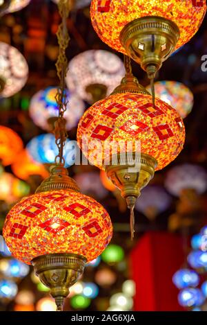 Türkische Lampe oder marokkanische Laterne, im orientalischen Stil, dekorative Lampen bei Store, in Global Village, Dubai, Vereinigte Arabische Emirate Stockfoto