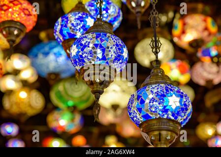 Türkische Lampe oder marokkanische Laterne, im orientalischen Stil, dekorative Lampen bei Store, in Global Village, Dubai, Vereinigte Arabische Emirate Stockfoto