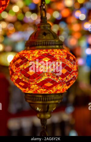 Türkische Lampe oder marokkanische Laterne, im orientalischen Stil, dekorative Lampen bei Store, in Global Village, Dubai, Vereinigte Arabische Emirate Stockfoto