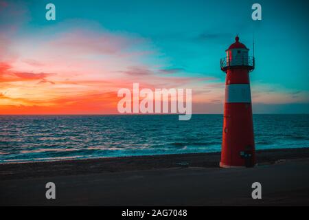 Leuchtturm am Strand mit dem schönen bunten Himmel in Zeeland, Niederlande gefangen Stockfoto