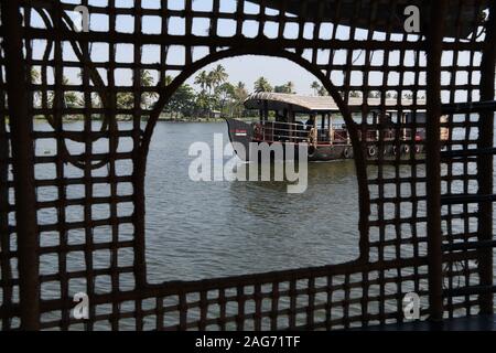 Kerala Backwaters. Gerade die Hausboote auf den Vembanad in Kerala, Indien Stockfoto