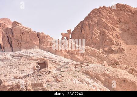 CHEBIKA, TN - JULI, 2019: chebika Oase liegt am Fuße der Berge des Djebel el Negueb, und es ist, als Qasr el-Shams (Schloss von der Sonne bekannt Stockfoto