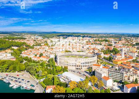 Kroatien, Istrien, Pula, Panoramablick auf den alten römischen Arena, historischen Amphitheater und Altstadt von drohne Stockfoto