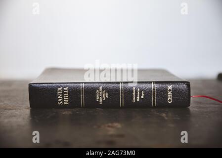 Nahaufnahme der bibel auf einer Holzfläche mit Ein unscharfer Hintergrund Stockfoto