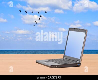 Notebook auf dem Schreibtisch am Himmel Hintergrund Stockfoto