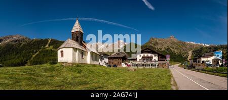 Panoramablick auf die alte Pfarrkirche in der Siedlung Kurzras in die Höhe tal Schnalstal Stockfoto