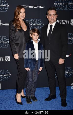 HOLLYWOOD, CA - 16 Dezember: (L-R) Ingrid Vandebosch, Leo Benjamin Gordon und Jeff Gordon die Premiere von Disney's 'Star Wars teilnehmen: Der Aufstieg von Skywalker' am El Capitan Theatre am 16 Dezember, 2019 in Hollywood, Kalifornien. Stockfoto