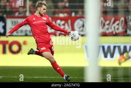 Berlin, Deutschland. 17 Dez, 2019. Fussball: Bundesliga, 1.FC Union Berlin - 1899 Hoffenheim, 16.Spieltag, Stadion an der Alten Försterei. Sebastian Andersson von Union Berlin schießt den Ball auf das Ziel. Credit: Andreas Gora/dpa - WICHTIGER HINWEIS: In Übereinstimmung mit den Anforderungen der DFL Deutsche Fußball Liga oder der DFB Deutscher Fußball-Bund ist es untersagt, zu verwenden oder verwendet Fotos im Stadion und/oder das Spiel in Form von Bildern und/oder Videos - wie Foto Sequenzen getroffen haben./dpa/Alamy leben Nachrichten Stockfoto