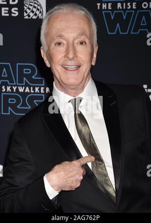 HOLLYWOOD, CA - Dezember 16: Anthony Daniels besucht die Premiere von Disney's 'Star Wars: Der Aufstieg der Skywalker' am El Capitan Theatre am 16 Dezember, 2019 in Hollywood, Kalifornien. Stockfoto