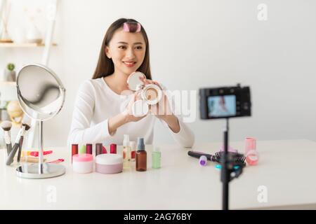 Asiatische Frau Schönheit Blogger/vlogger Lehre für bis kosmetischen machen Stockfoto