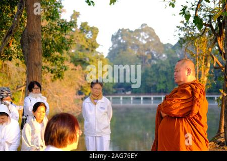 Chiang Mai, Thailand - Dezember 11, 2019: buddhistischer Mönch dhamma Lehre den Menschen in Chiang Mai Universität in Chiang Mai, Thailand am 11. Dezember, 20. Stockfoto