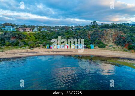 Farbigen Kästen im Meer an Ranelagh Strand widerspiegelt. Halbinsel Mornington, Victoria, Australien Stockfoto