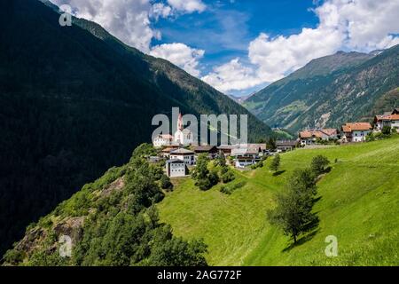 Die alte Pfarrkirche St. Katharina und die Häuser des Dorfes Katharinaberg, Monte Santa Caterina, an einem Berghang oberhalb des Tals Schnalstal Stockfoto