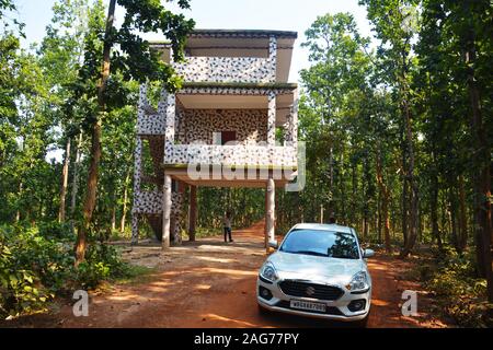 Eine konkrete Elefant Watch Tower in der Mitte eines Teak tree forest mit grünen Blättern und roten Schlamm von Bankura Distrikt West Bengalen, Indien Stockfoto