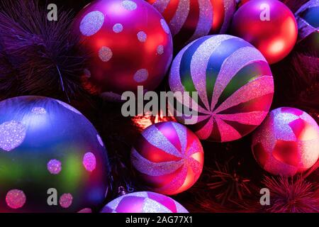Schönen leuchtenden Weihnachtsschmuck extreme Nahaufnahme mit flachen Fokus Stockfoto