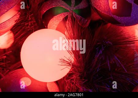 Extreme Nahaufnahme von, die im Dunkeln leuchten Weihnachten Licht unter Dekorationen mit flachen Fokus Stockfoto