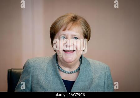 Berlin, Deutschland. 18 Dez, 2019. Bundeskanzlerin Angela Merkel (CDU) nimmt an der Sitzung des Bundeskabinetts im Bundeskanzleramt. Credit: Kay Nietfeld/dpa/Alamy leben Nachrichten Stockfoto