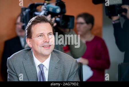 Berlin, Deutschland. 18 Dez, 2019. Steffen Seibert, Regierungssprecher, nimmt an der Sitzung des Bundeskabinetts im Bundeskanzleramt. Credit: Kay Nietfeld/dpa/Alamy leben Nachrichten Stockfoto