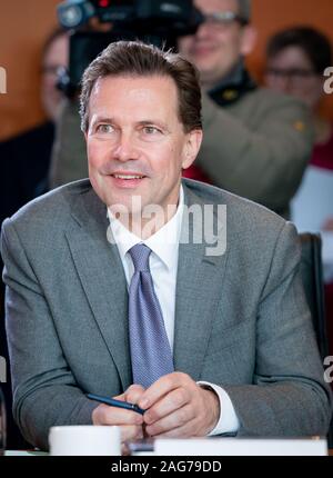 Berlin, Deutschland. 18 Dez, 2019. Steffen Seibert, Regierungssprecher, nimmt an der Sitzung des Bundeskabinetts im Bundeskanzleramt. Credit: Kay Nietfeld/dpa/Alamy leben Nachrichten Stockfoto