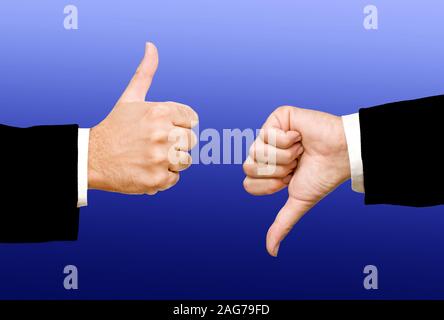Hände mit Daumen hoch und Daumen nach unten Stockfoto