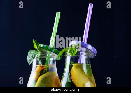 Köstlich kühle Frucht Limonade. Frische Früchte und Minze. Trinken Sie auf einem dunklen Hintergrund. Sommer Stockfoto