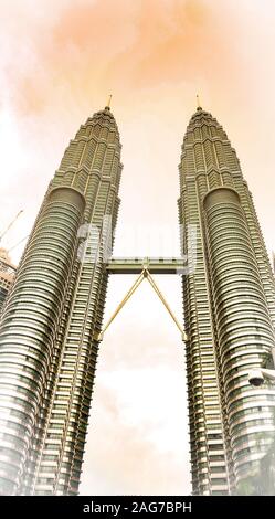 Vertikale Low-Angle-Aufnahme der berühmten Petronas Twin Towers in Kuala Lumpur, Malaysia Stockfoto