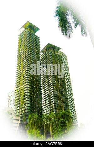 Vertikale Low-Angle-Aufnahme eines malaysischen Wolkenkratzers auf Weiß Hintergrund Stockfoto