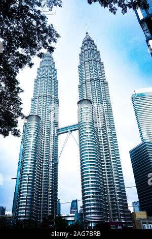 Vertikale Low-Angle-Aufnahme der berühmten Petronas Twin Towers in Kuala Lumpur, Malaysia Stockfoto