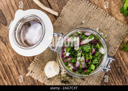 Gesunde hausgemachte Chimichurri auf einen hölzernen Tisch als detaillierte Nahaufnahme (selektive Fokus) Stockfoto