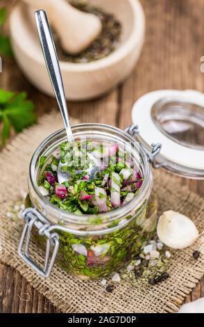 Gesunde hausgemachte Chimichurri auf einen hölzernen Tisch als detaillierte Nahaufnahme (selektive Fokus) Stockfoto