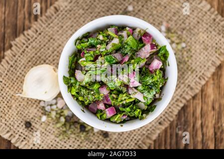 Gesunde hausgemachte Chimichurri auf einen hölzernen Tisch als detaillierte Nahaufnahme (selektive Fokus) Stockfoto