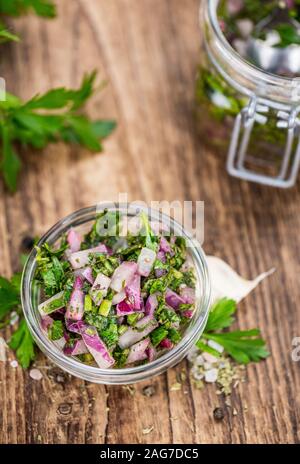 Gesunde hausgemachte Chimichurri auf einen hölzernen Tisch als detaillierte Nahaufnahme (selektive Fokus) Stockfoto